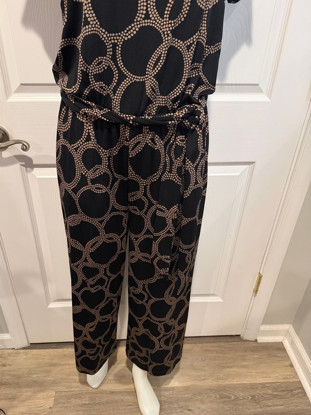 Chicos travelers dot ripples crop wide leg jumpsuit black/brown size 1 (8) nwt - Picture 5 of 10